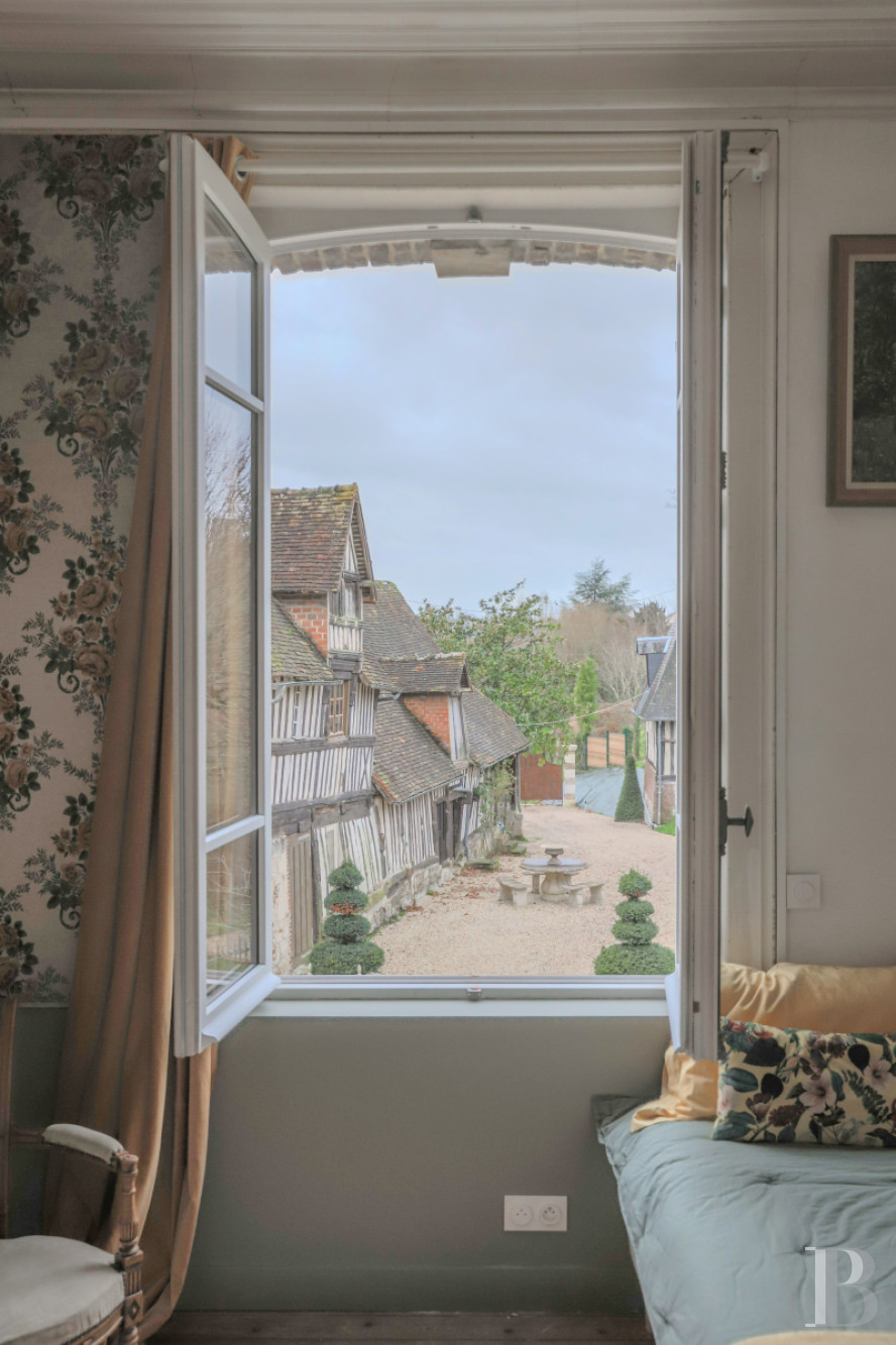 Dans le  Calvados, au pied de la  Basilique de Lisieux un manoir médiéval du 16e siècle - photo  n°25